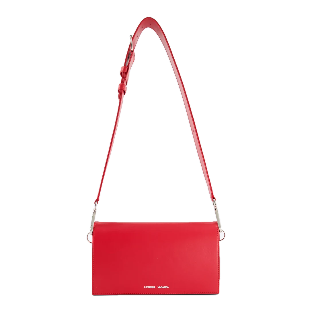 L'Bag Gammon in Rosso, full-grain leather with its shoulder strap and the panel that opens into the board